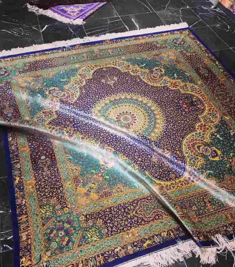 تصویر 4 از فرش ابریشمی ماشینی قیطران رنگ‌ بندی هماهنگ و نرم