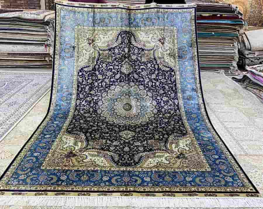 تصویر 2 از فرش ابریشمی ماشینی قیطران رنگ‌ بندی هماهنگ و نرم