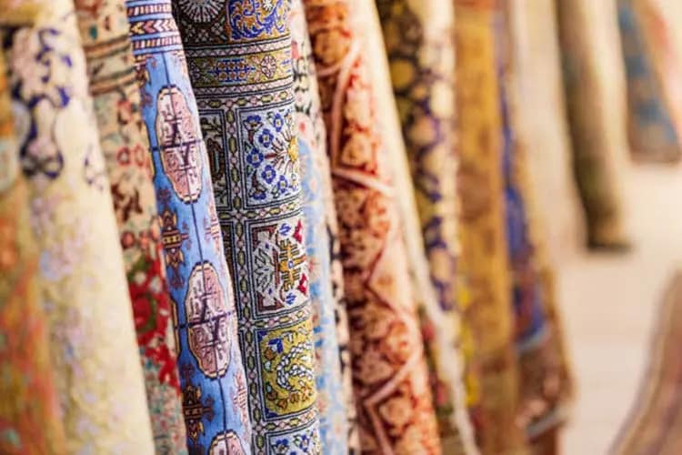 تصویر 3 از فرش ابریشمی ماشینی قیطران رنگ‌ بندی هماهنگ و نرم