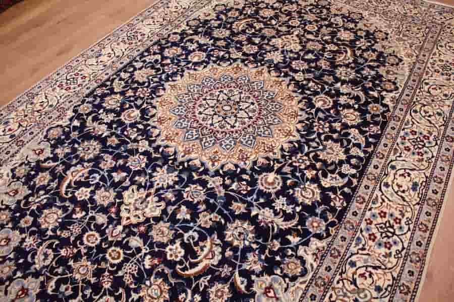 تصویر 4 از فرش ابریشمی ماشینی محتشم با الگوهای هندسی متنوع