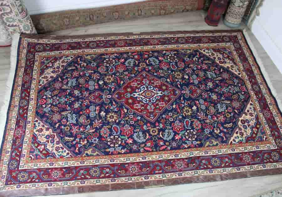 فرش ابریشمی ماشینی محتشم با الگوهای هندسی متنوع