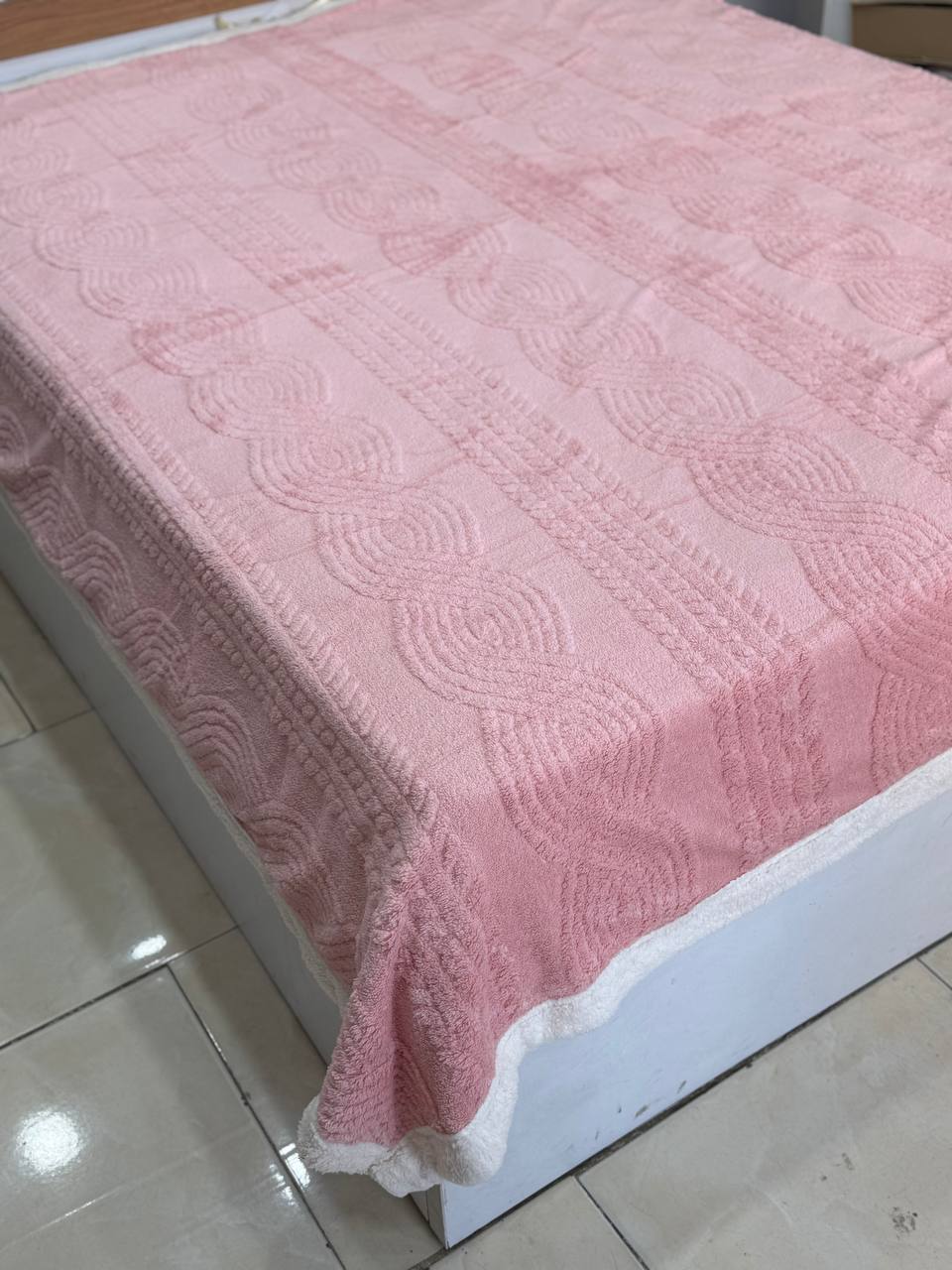 تصویر 4 از انواع پتو گوسفندی ساده و طرح‌ دار در سایز بندی کامل