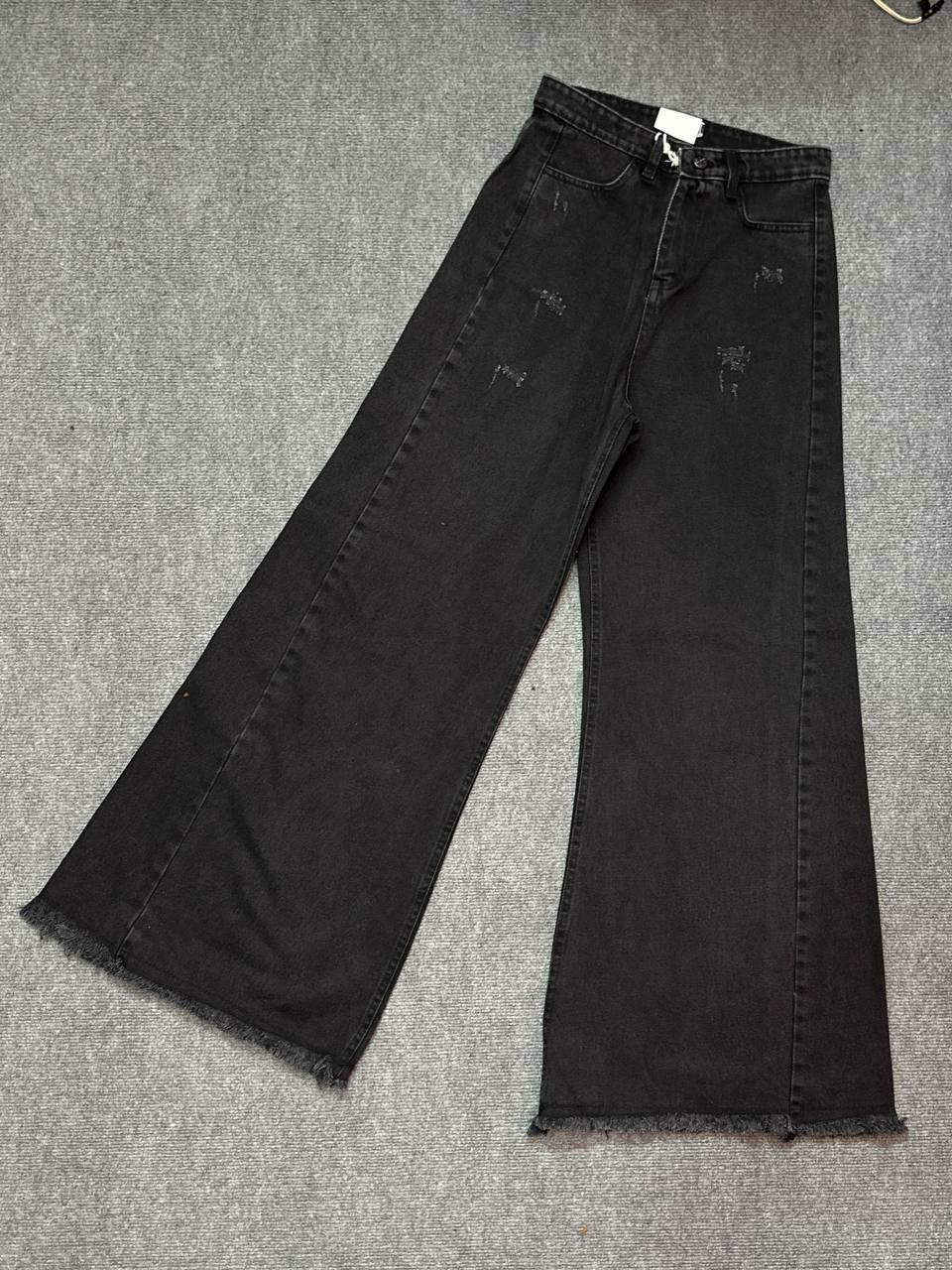 تصویر 3 از شلوار بگ جین ذغالی مناسب ترکیب با لباس های تیره