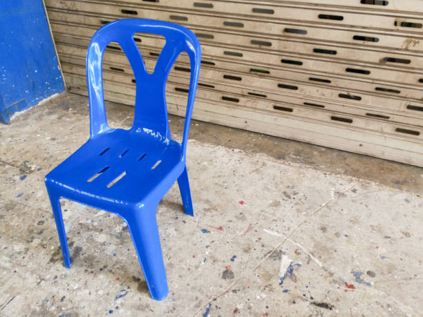 تصویر 4 از صندلی پلاستیکی بدون دسته با پشتی انحنا دار طراحی شده