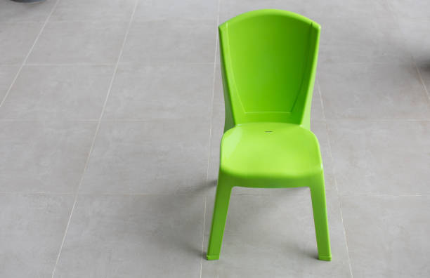 تصویر 5 از صندلی پلاستیکی بدون دسته با پشتی انحنا دار طراحی شده