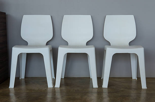 تصویر 2 از صندلی پلاستیکی بدون دسته با پشتی انحنا دار طراحی شده