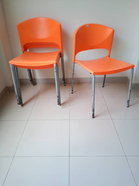 تصویر 4 از صندلی پلاستیکی با پایه فلزی چهار شاخه محکم و مقاوم