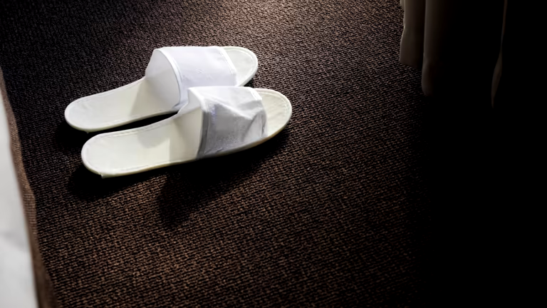 تصویر 4 از دمپایی حوله ای هتلی سبک مناسب استفاده در اتاق