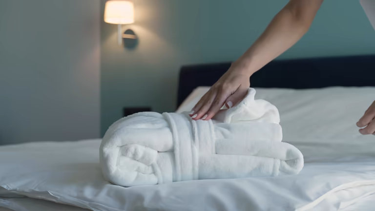 تصویر 1 از حوله سفید هتلی تن پوش با جذب بالا مناسب استفاده پس از استحمام