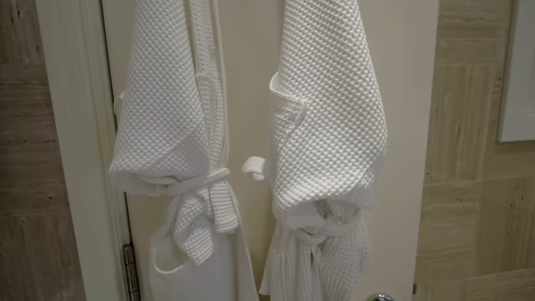 تصویر 2 از حوله سفید هتلی تن پوش با جذب بالا مناسب استفاده پس از استحمام