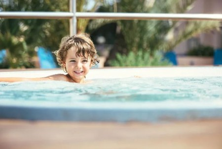 تصویر 3 از جکوزی کودکان با طراحی ایمن و بدنه سبک