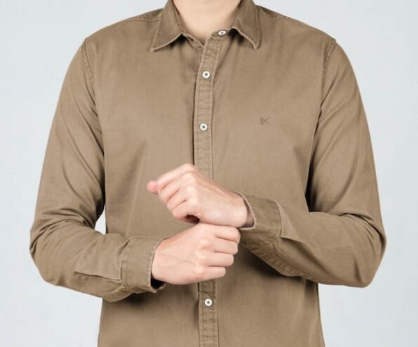 تصویر 4 از پیراهن مردانه خاکی مناسب مجالس و مهمانی ها