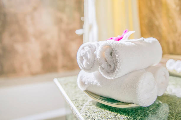 تصویر 5 از حوله هتلی سفید با بافت نرم و کاربرد روزمره بهداشتی