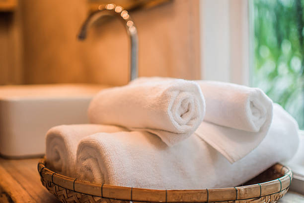 تصویر 2 از حوله هتلی سفید با بافت نرم و کاربرد روزمره بهداشتی