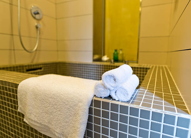 تصویر 1 از حوله هتلی سفید با بافت نرم و کاربرد روزمره بهداشتی