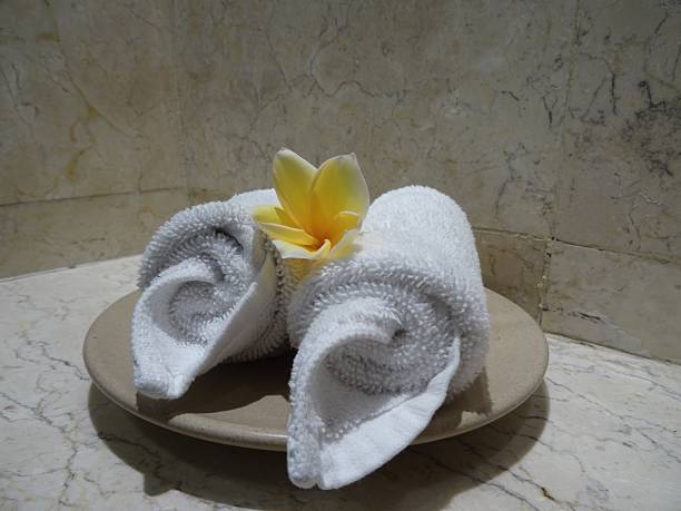 حوله هتلی سفید با بافت نرم و کاربرد روزمره بهداشتی