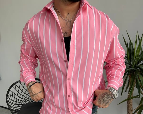 پیراهن مردانه صورتی راه راه مناسب استایل مدرن مردانه