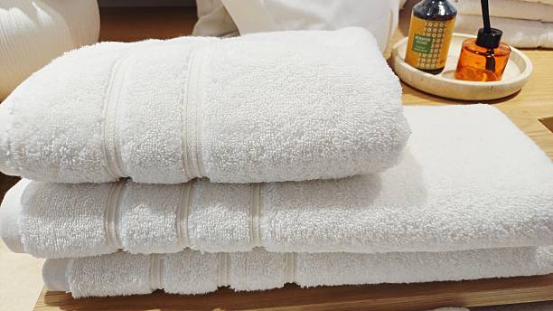 حوله حمام سفید هتلی با الیاف یکنواخت مناسب استفاده شخصی