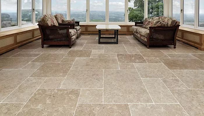 تصویر 2 از کفپوش قهوه ای مناسب فضا های پرتردد شهری