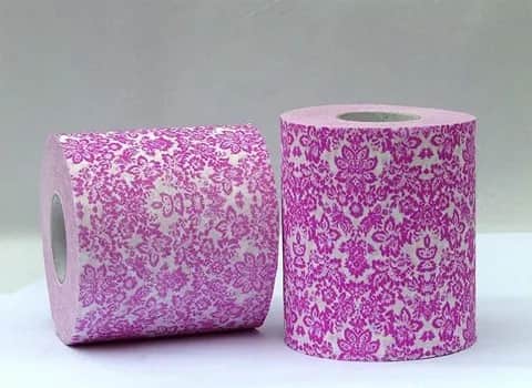 دستمال کاغذی صورتی با رنگ‌ آمیزی خلاقانه