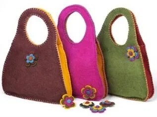 کیف نمدی فانتزی رنگی و شاد محصولی هنری و متفاوت در طرح های زیبا