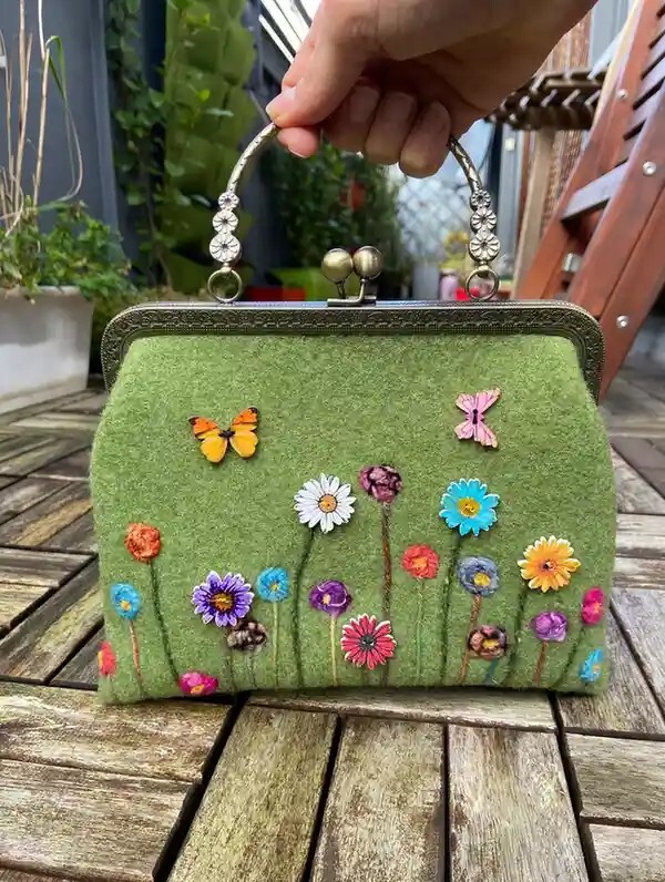 تصویر 4 از کیف نمدی فانتزی رنگی و شاد محصولی هنری و متفاوت در طرح های زیبا