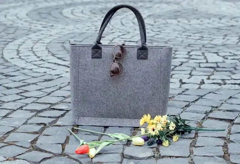 تصویر 1 از کیف نمدی مینیمال ساده و امروزی انتخابی سبک و شیک برای استفاده روزمره