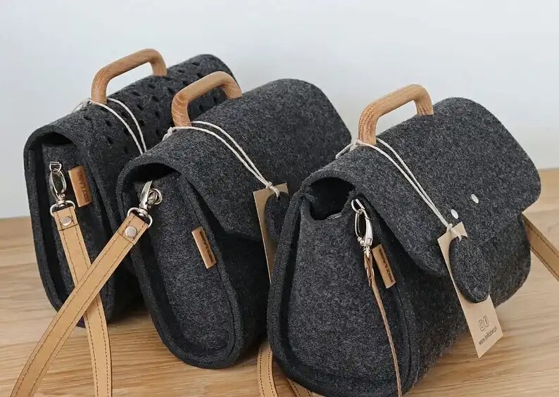 تصویر 2 از کیف نمدی مینیمال ساده و امروزی انتخابی سبک و شیک برای استفاده روزمره