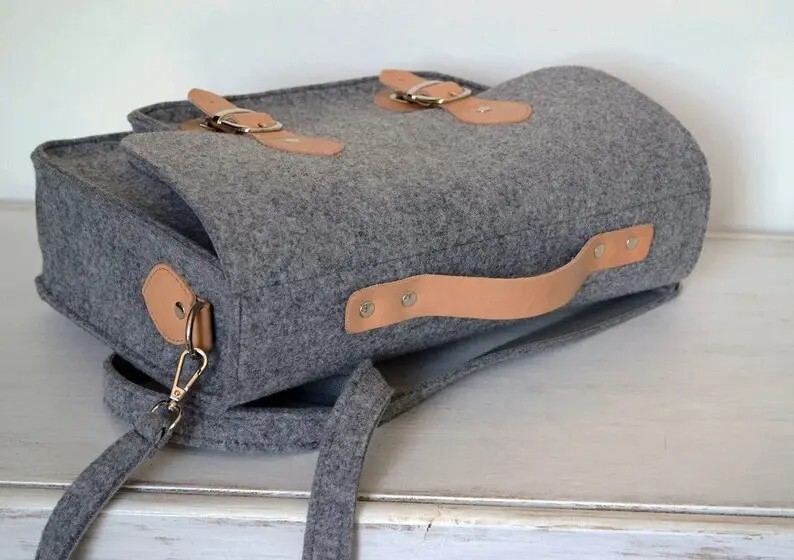 تصویر 4 از کیف نمدی مینیمال ساده و امروزی انتخابی سبک و شیک برای استفاده روزمره