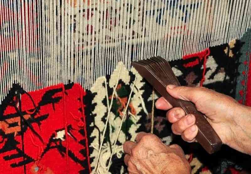 گلیم دست بافت طرح سنتی مناسب دکوراسیون خانه های اصیل