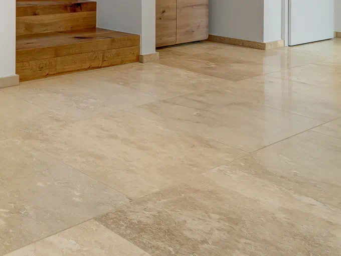 تصویر 4 از کاشی حمام کرمی براق با سطح صیقلی