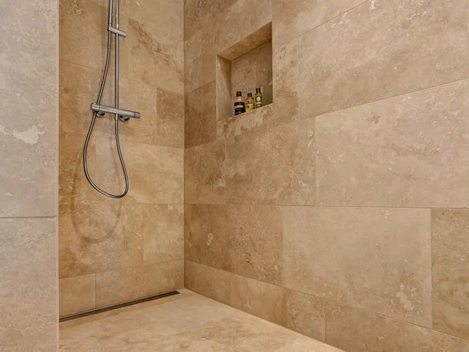 تصویر 1 از کاشی حمام کرمی براق با سطح صیقلی