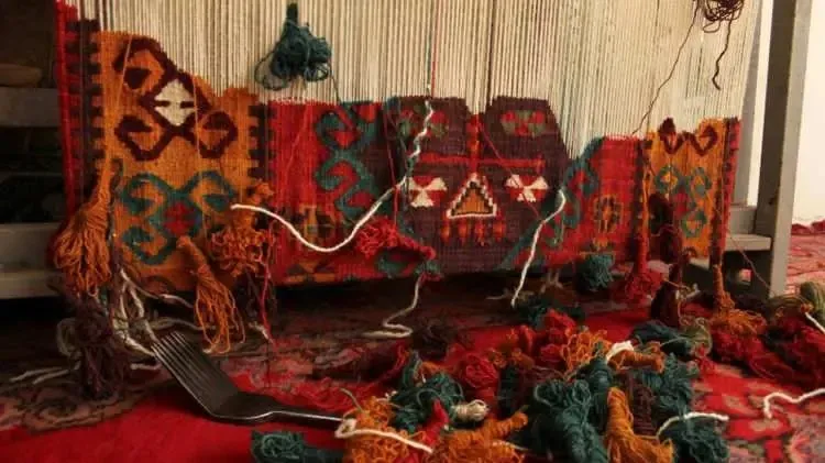 تصویر 3 از گلیم دست بافت کیفیت عالی و بافته شده با نخ طبیعی و ابریشم