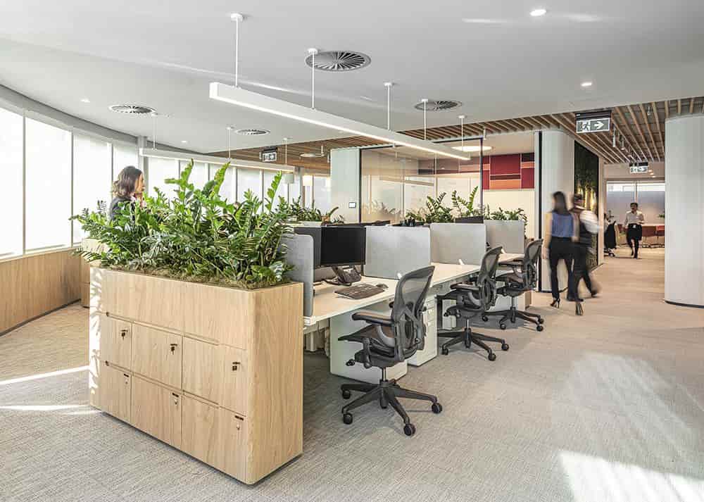 صندلی اداری ارگونومیک با طراحی هماهنگ با فرم طبیعی بدن