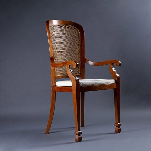 صندلی چوبی قدیمی الهام گرفته از هنر دستی