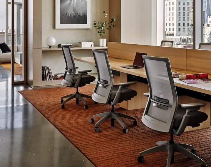 تصویر 2 از صندلی اداری بدون دسته ایجاد تعادل بین راحتی و حفظ حالت استاندارد نشستن