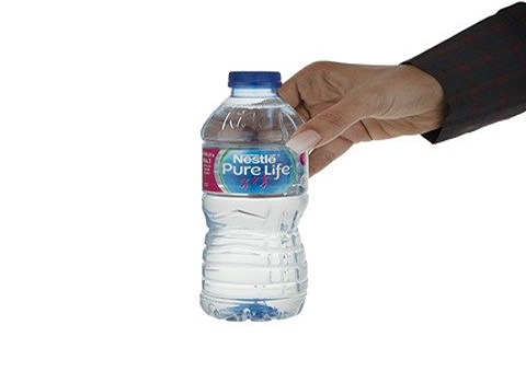 تصویر 2 از آب معدنی پیور لایف نستله مناسب استفاده در فعالیت‌ های روزمره
