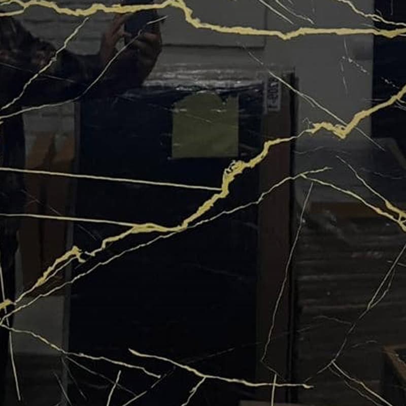 تصویر 2 از کاشی حمام مشکی طلایی با طراحی لوکس هندسی