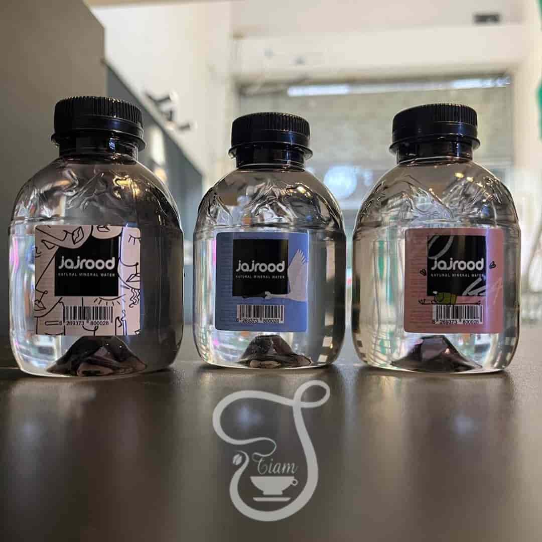 آب معدنی شیشه ای جاجرود نگهداری‌ شده‌ در‌ بسته‌ بندی‌ بهداشتی