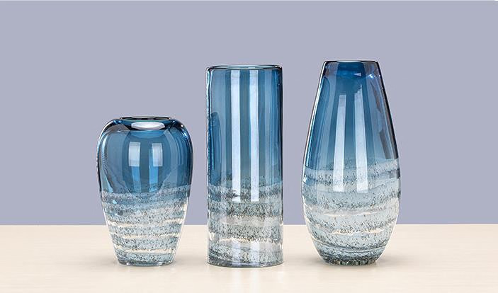 تصویر 4 از گلدان دکوری شیشه ای با طراحی مینیمال و سطح صیقلی