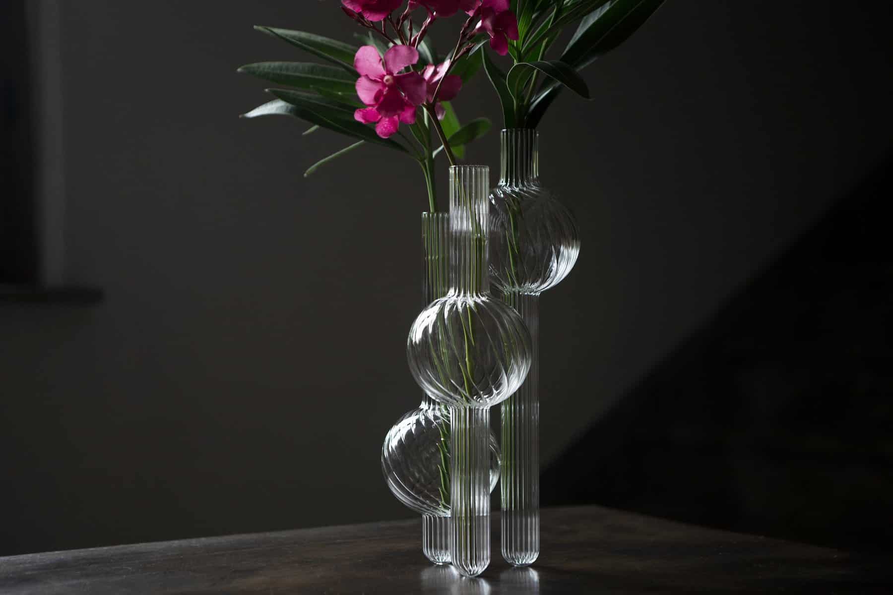 گلدان دکوری شیشه ای با طراحی مینیمال و سطح صیقلی