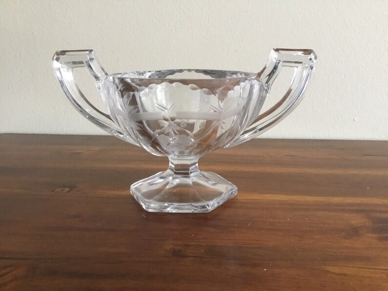 تصویر 1 از قندان دکوری شیشه‌ای با درپوش و طراحی مینیمال