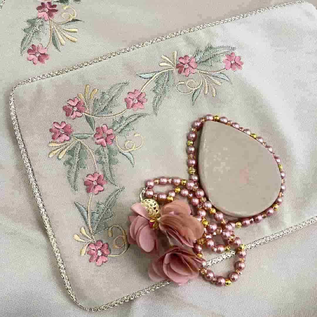 تصویر 1 از جانماز گلدوزی شده ساده جمع‌ و جور و کاربردی