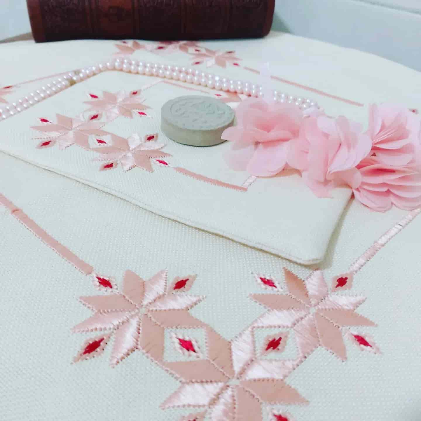 تصویر 2 از جانماز گلدوزی شده ساده جمع‌ و جور و کاربردی