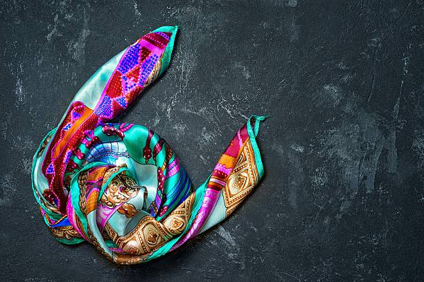 روسری ابریشمی طرح دار مناسب مجالس رسمی