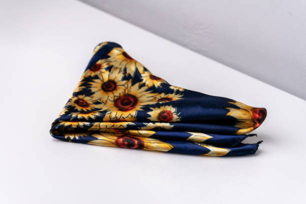 تصویر 4 از روسری ابریشمی طرح دار مناسب مجالس رسمی