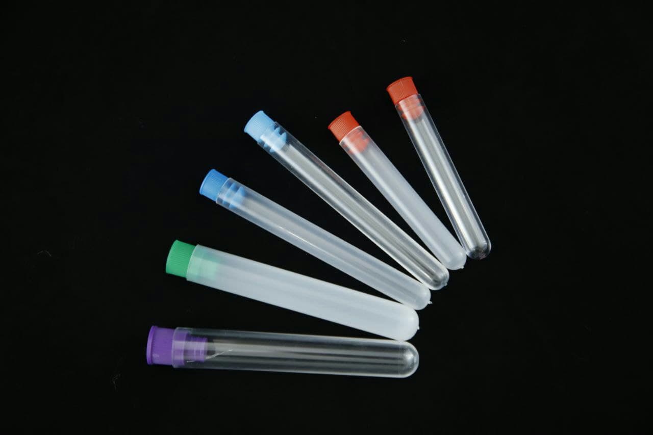 تصویر 2 از لوله آزمایشگاهی پلاستیکی شفاف مناسب آزمایش‌ های حساس