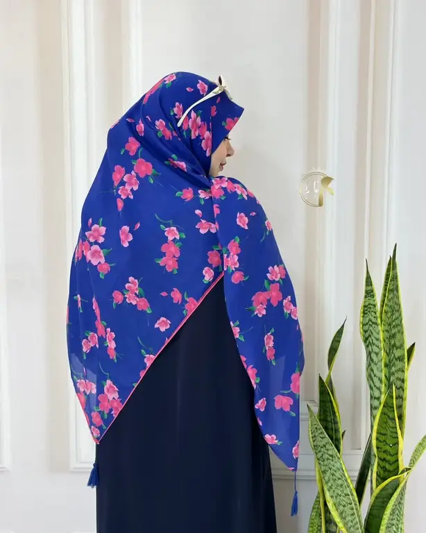 تصویر 2 از روسری گلدار با الگو های کلاسیک و هماهنگ