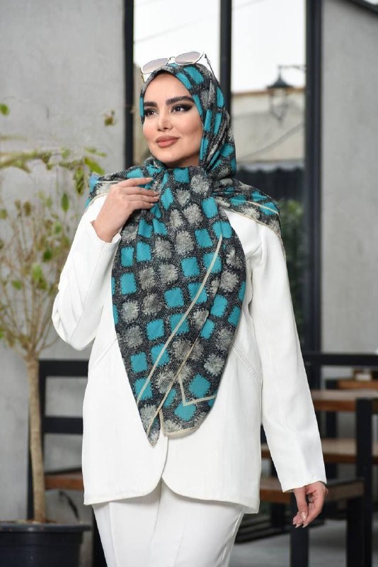 روسری حریر با طراحی ظریف و بافت نرم