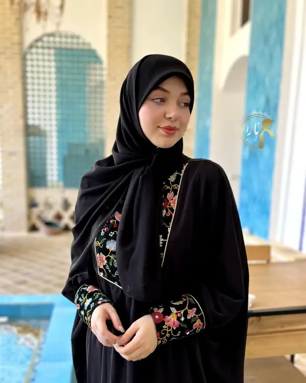 تصویر 3 از روسری حریر با طراحی ظریف و بافت نرم